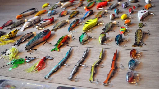 Collectie kleurrijke vishaken en kunstaas uitgestald op een houten tafel