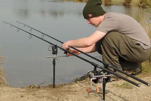 Rodpod - carp rod pod setup by lake