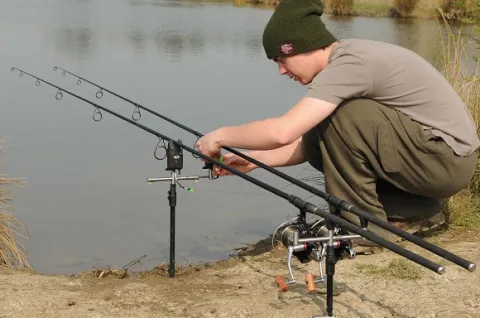 Rodpod - carp rod pod setup by lake